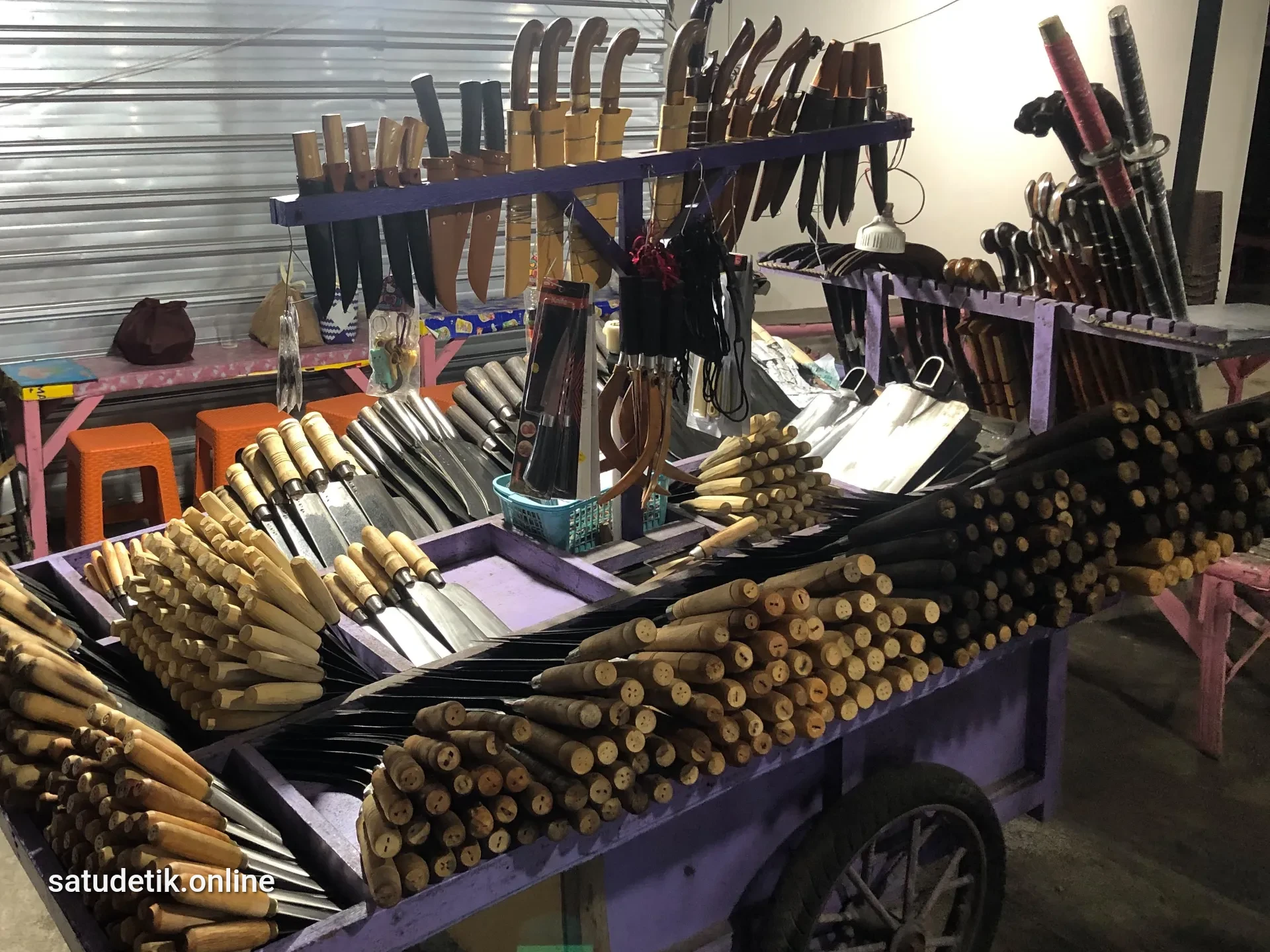 Mengintip Pasar Oleh-Oleh Ziarah Syaikhona Kholil Bangkalan: Dari Celurit hingga Batik Khas Madura